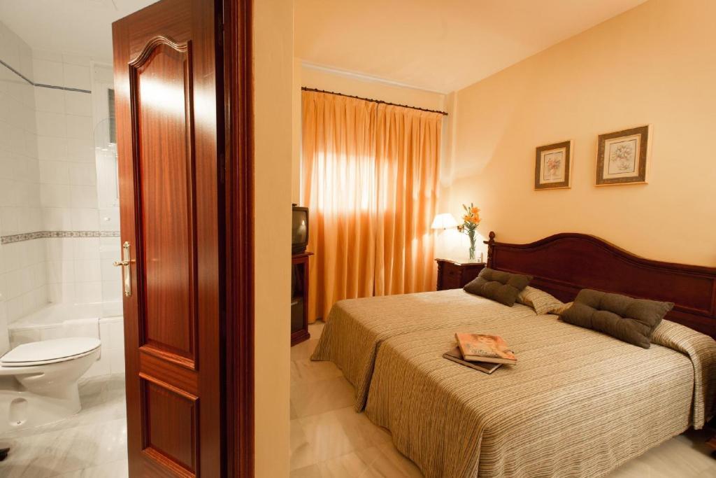 Hotel Gran Avenida Coria del Río Zimmer foto